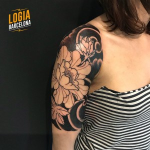 tatuaje_hombro_blackwork_flores_Logia_Barcelona_Willian_Spindola
